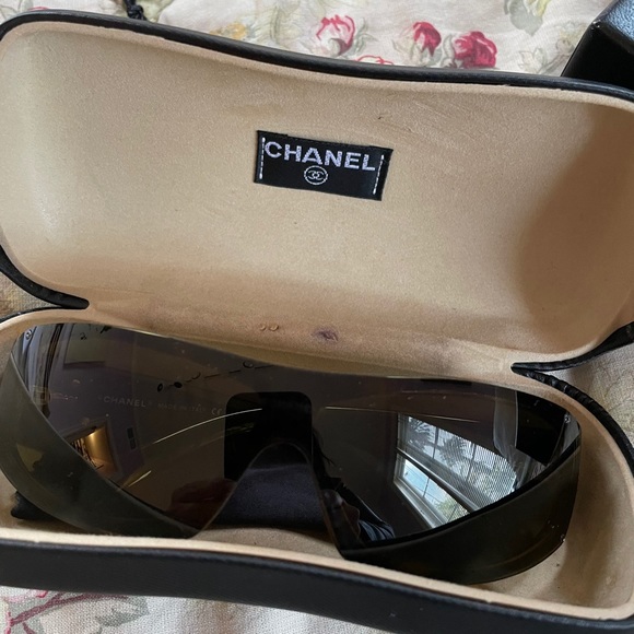 Chanel - Picture 2 of 6